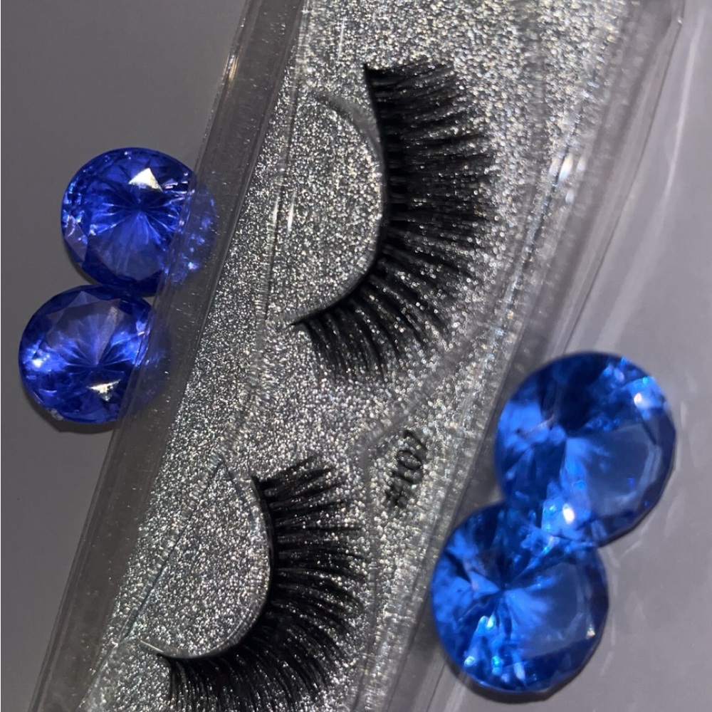False lashes - Picture 3 of 3
